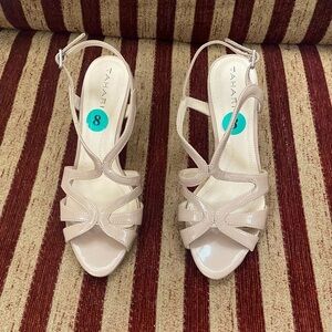 NWOT Tahari tan patton leather heels. Size 8